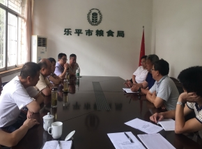 ����ʳ���쵼����һ�ߵ���